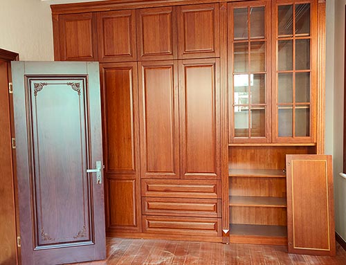 翁源中式家庭装修里定制的实木衣柜效果图